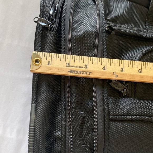 TravelPro Flight Pro 2 Black Black Expandable Duffel Bag NWOT - Picture 10 of 12